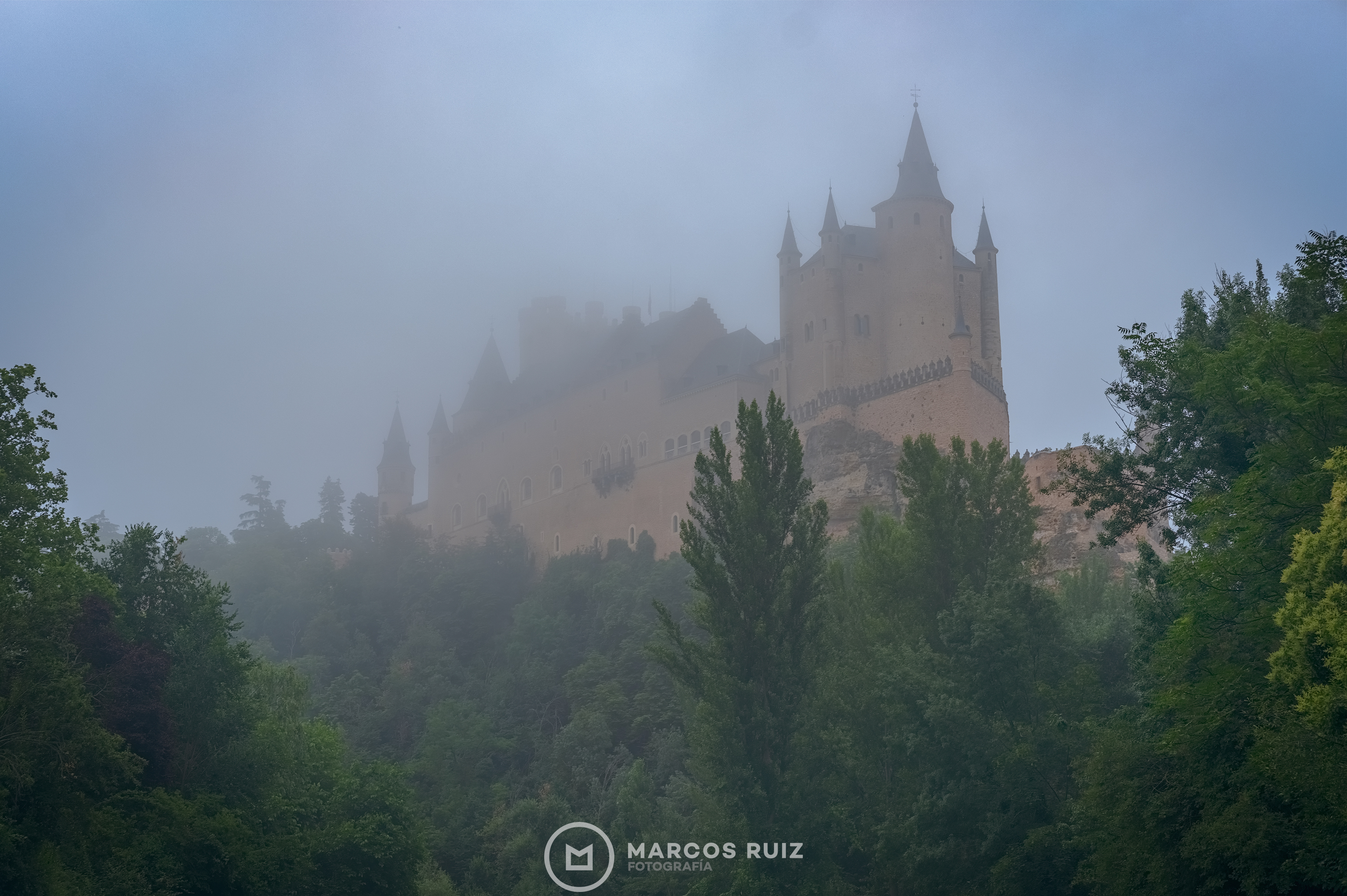 Alcázar de Segovia entre niebla